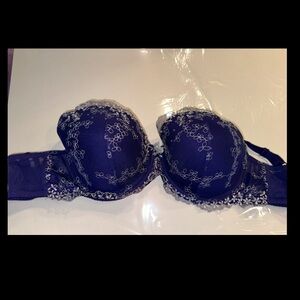 VS
38D
Dream Angels Lined Demi
Navy Blue silver lace
Smoke-free
Pet-free